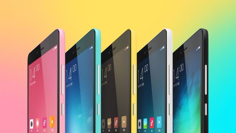 Beberapa kotak dan unit Xiaomi Redmi Note 2 berjajar dalam gambar promosi.