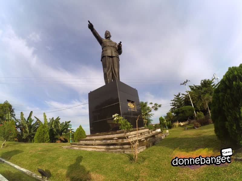Patung Tugu Soekarno di Palangkaraya dengan beberapa pengunjung di depannya.